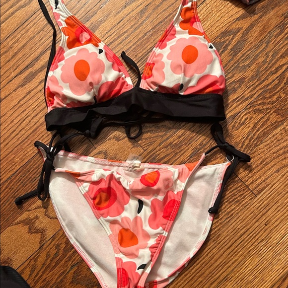 Swimsuits - Picture 3 of 6